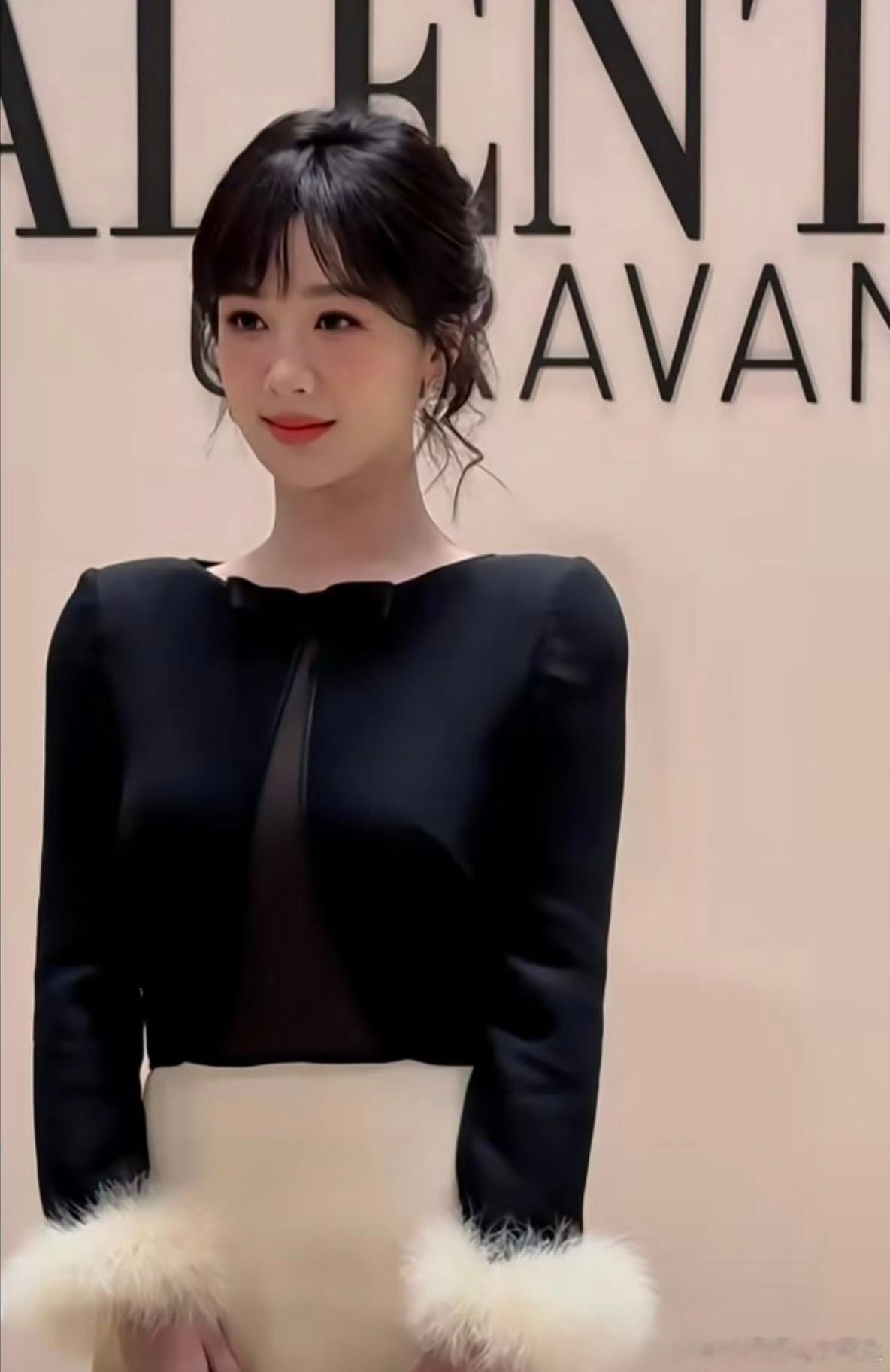 网传杨紫要参与华伦天奴上海的活动，如果参与的话，我特期待杨紫的妆造！ 