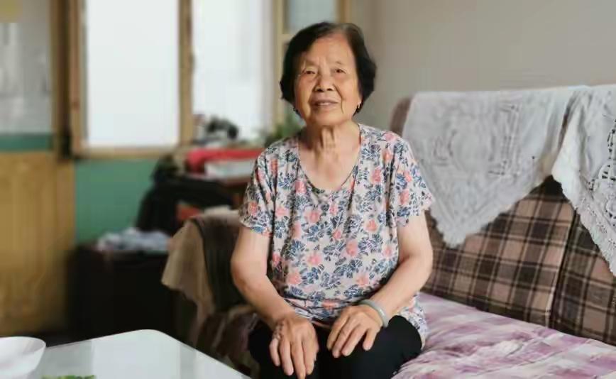 她以为自己做了件大好事。

把那个没人要的老人接回家，替早逝的父亲尽孝。

一百