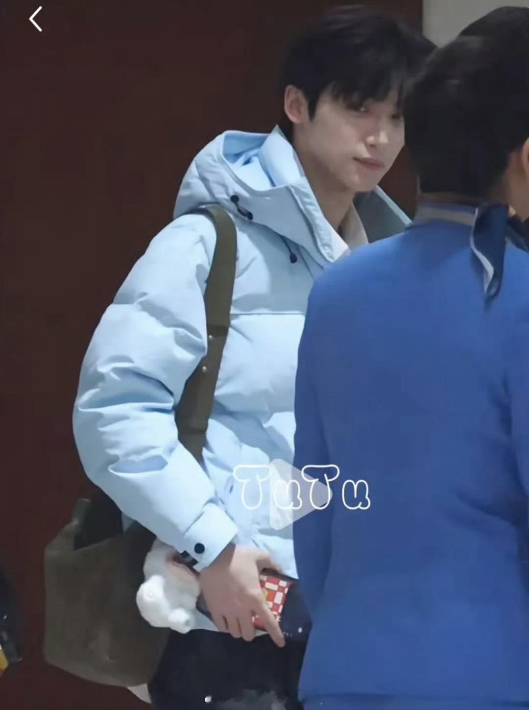 梓渝用的手机壳是虾滑馅____