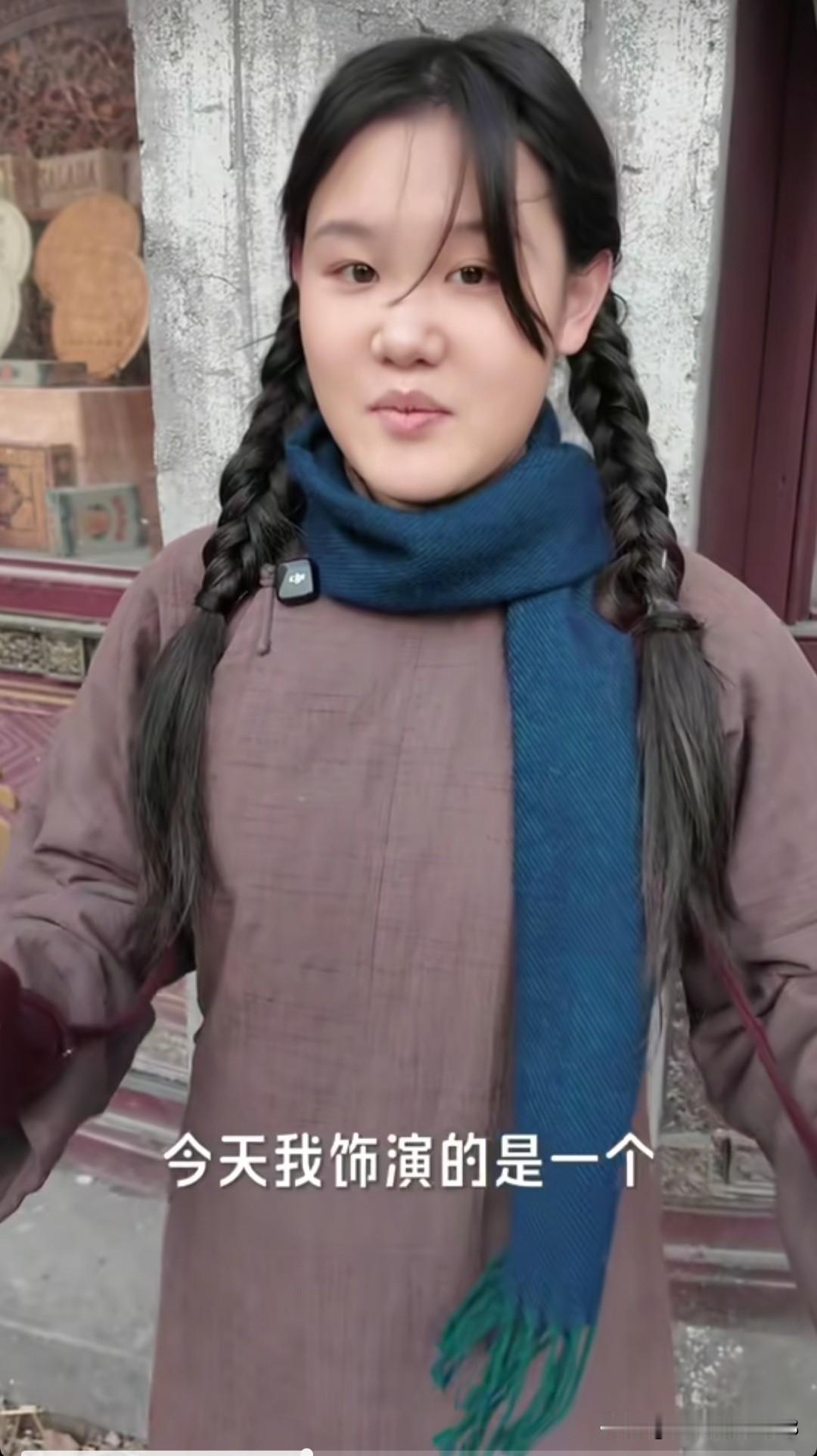 张家齐进剧组的第一天，她扮演的角色是卖报纸的小女孩，张家齐古灵精怪，这着装打扮有