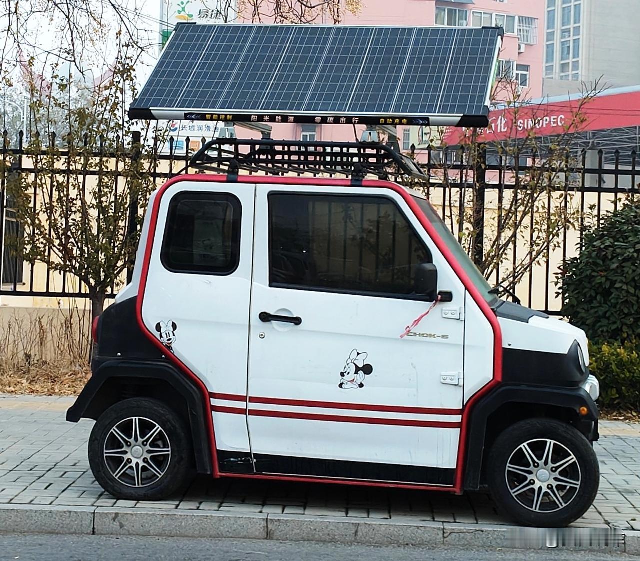 面朝阳光就能把一天的续航问题解决了。
为什么不提倡太阳能汽车呢？
在新能源汽车大