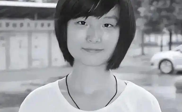 1999年，被父亲偷改志愿，湖北高考687分的女学霸错失心仪的北大，她难以接受，