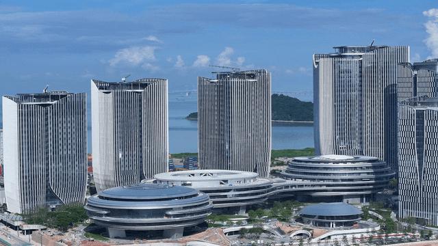 南山装不下腾讯了？为什么要花319亿，建一座“企鹅岛”办公。2026年5月，腾讯