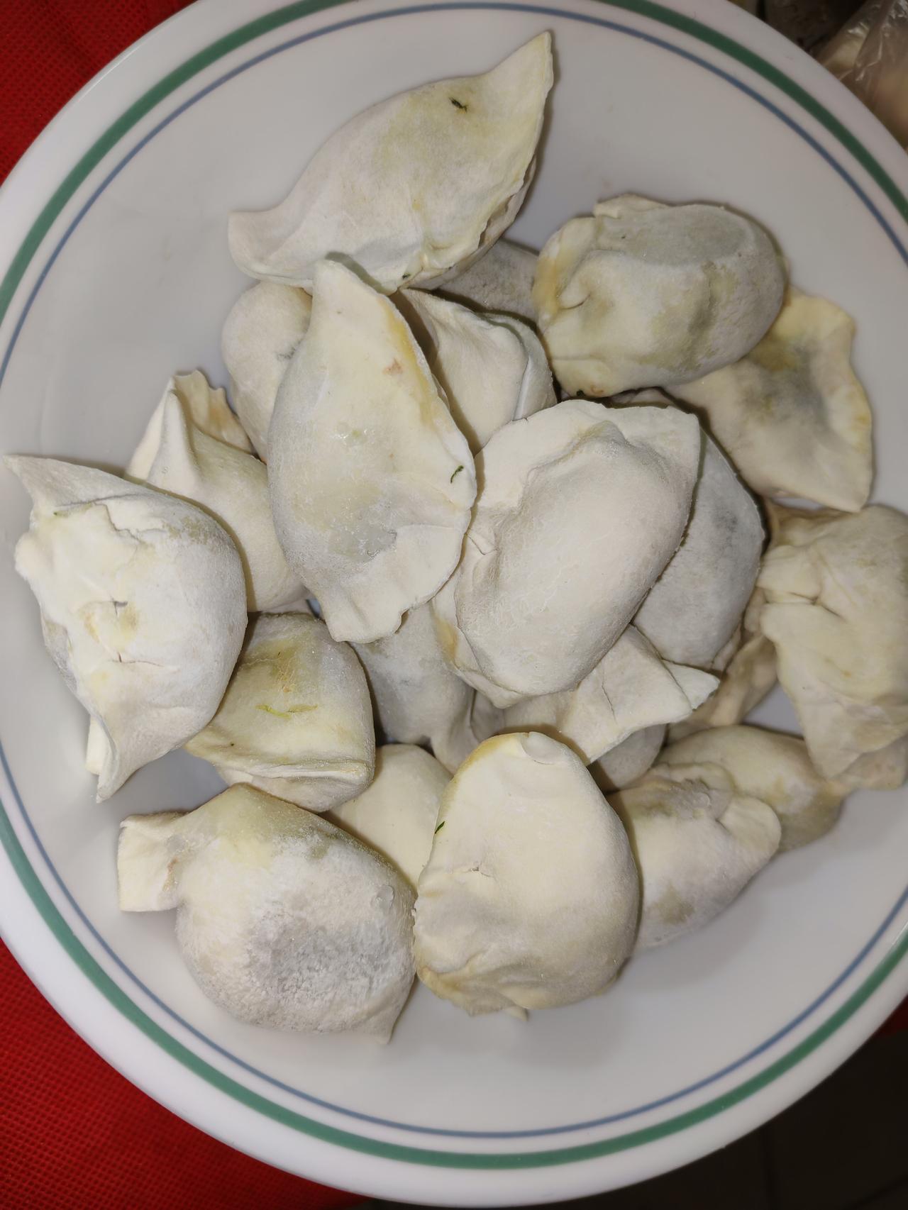 从冰箱里拿出来冻饺子，怎么下不破皮？

今天早饭我和老伴省事了！把前几天包的冻饺