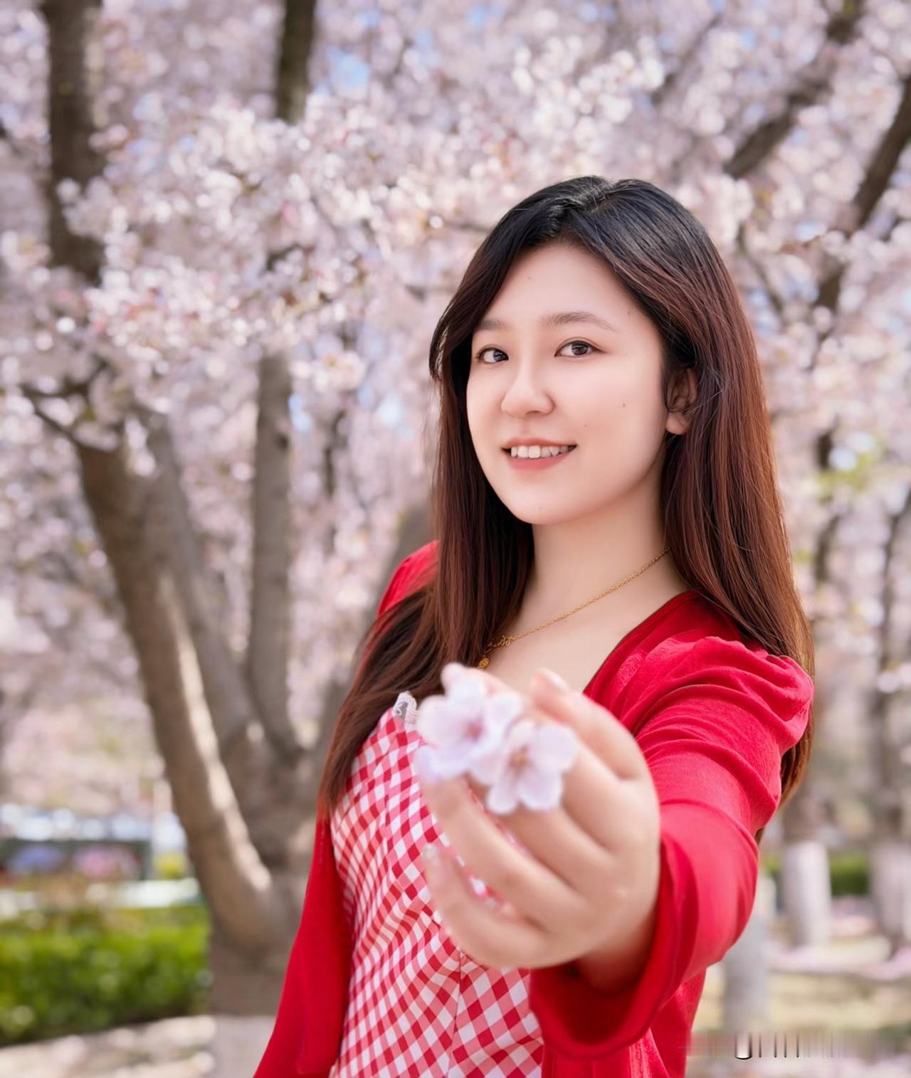 如梦令·樱下撷芳
 
满树樱云轻漫，纤手拈花相唤。
红袂衬春妍，笑把芳华托展。