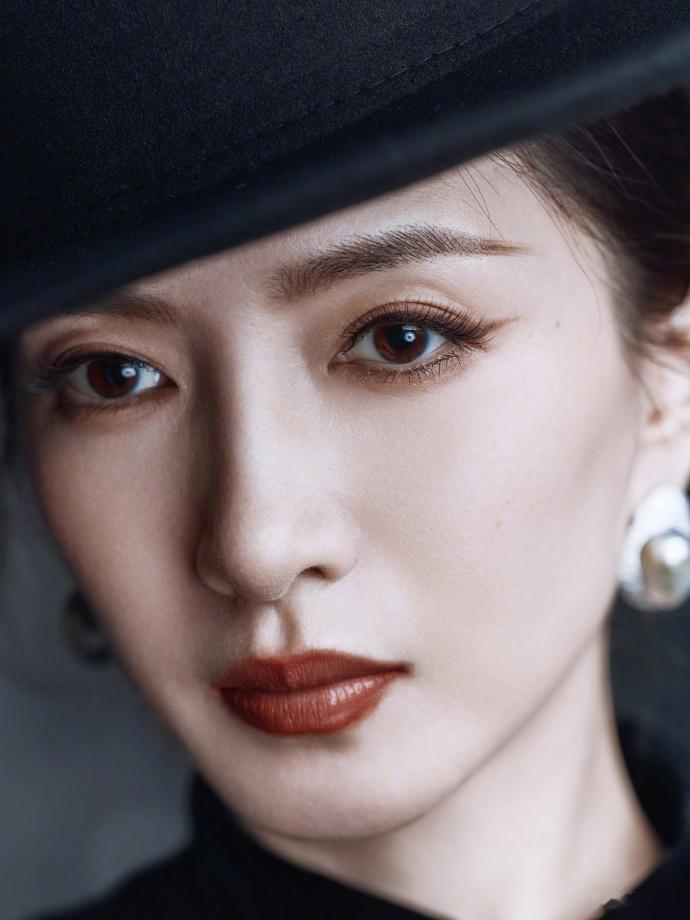 江疏影持枪神图江疏影让我脑补了一篇美女杀手文 江疏影持枪神图直接炸场！画面氛围感