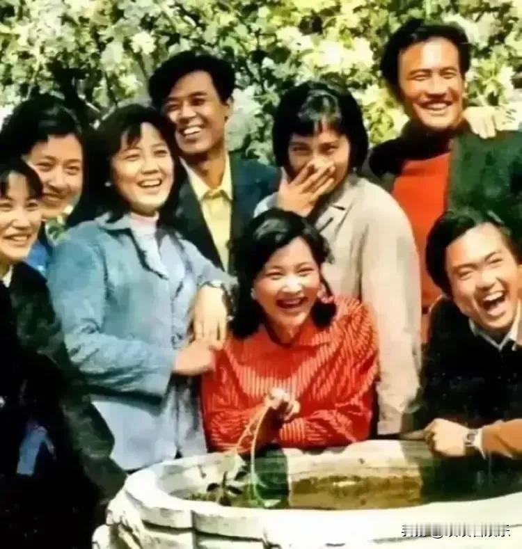 八位明星老照片，真是一代人的回忆。在c位是陈冲icon，左一是扮演红色娘子军的祝