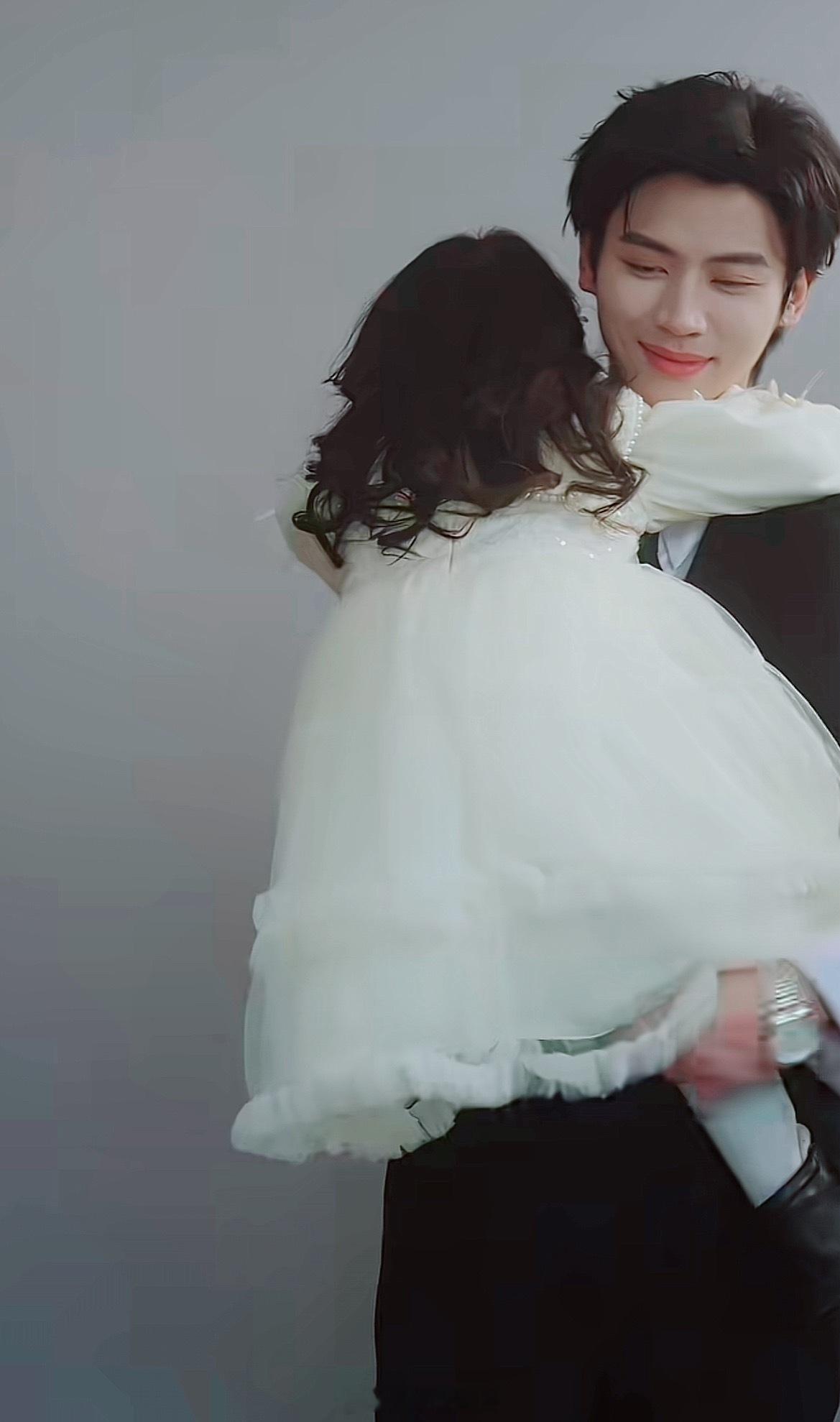 他执妄念大哥爱上丧偶带娃的我，在大城市活出自我的故事。这背德感也是很会拿捏观众胃