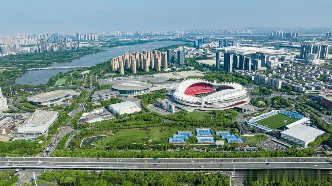 根据武汉市气象台发布的最新预报，经综合研判，武汉体育中心全民健身场馆群（含中国车