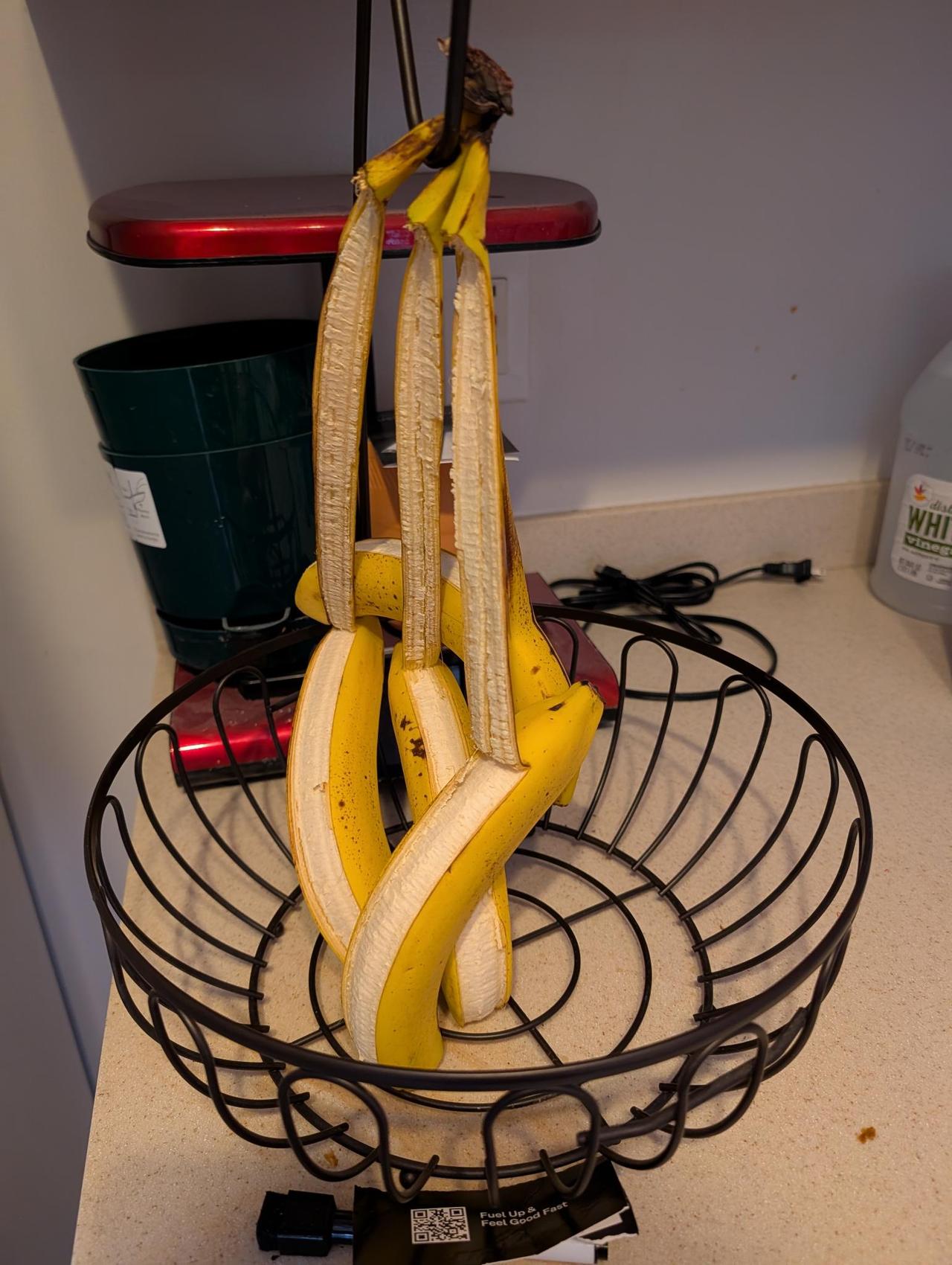 一串香蕉同时熟透变软，发帖网友原本打算全塞进密封袋捣成泥用勺子吃。有网友建议剥皮