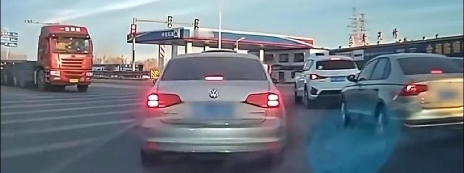 是疲劳驾驶？还是车辆故障？一货车径直撞向前方车辆，事发天津宁河。据媒体报道，1月