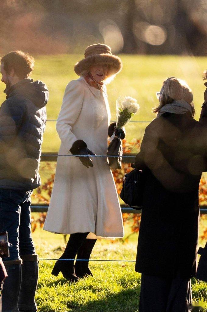 英国王室 🇬🇧1月4日，查尔斯国王和卡米拉王后在桑德林厄姆的圣玛丽玛格达琳教