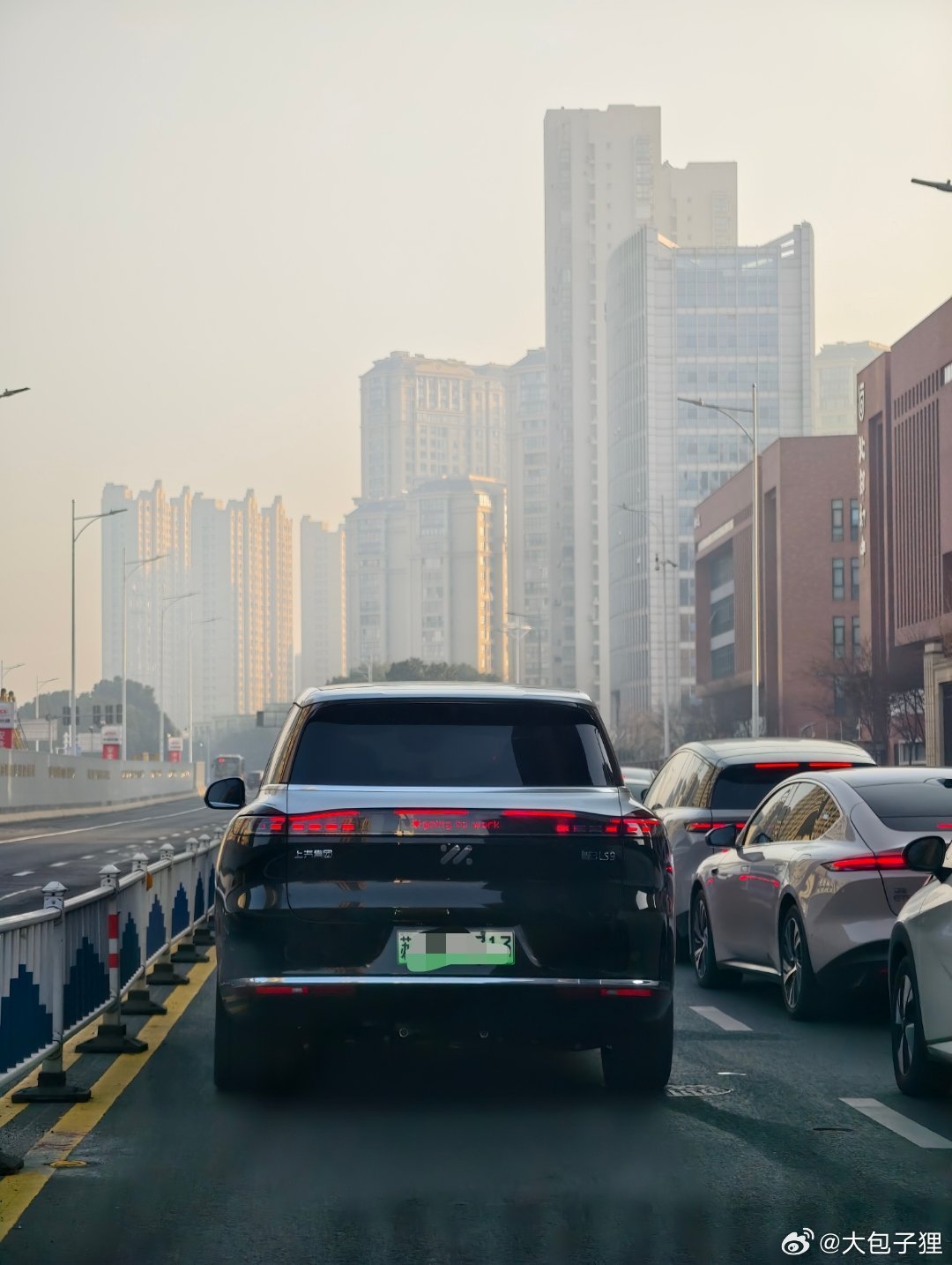 别说，第一次在路上看到LS9，还真有点霸气侧漏的感觉。这个车和9X给我的感觉正好
