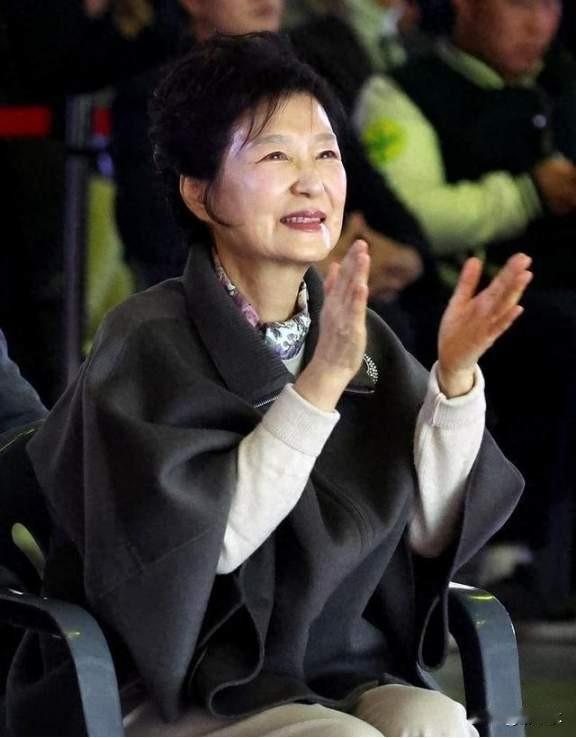 朴槿惠堪称政坛打不倒的女性，历经沉浮依旧从容。73岁的她精心打扮、仪态端庄，在大