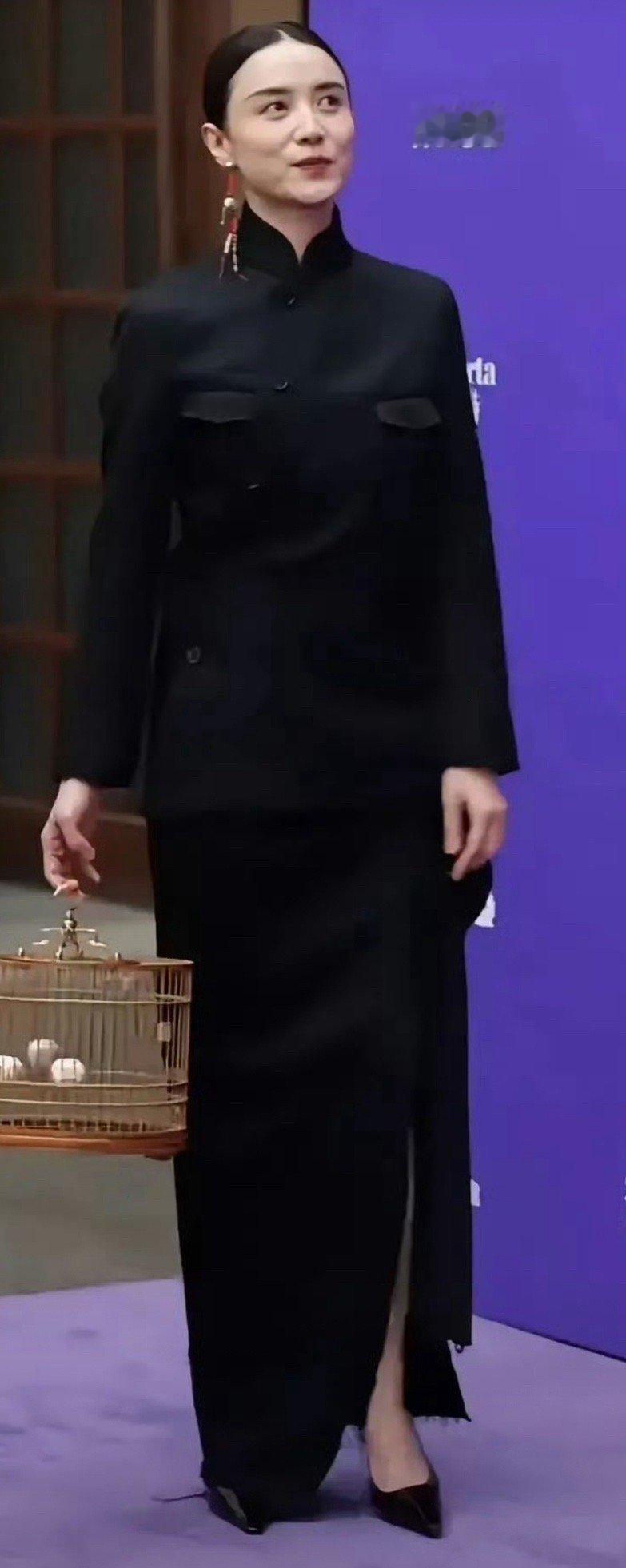 宋佳穿中山装还蛮好看的！气场还是能镇住的感觉[兔子] ​​​