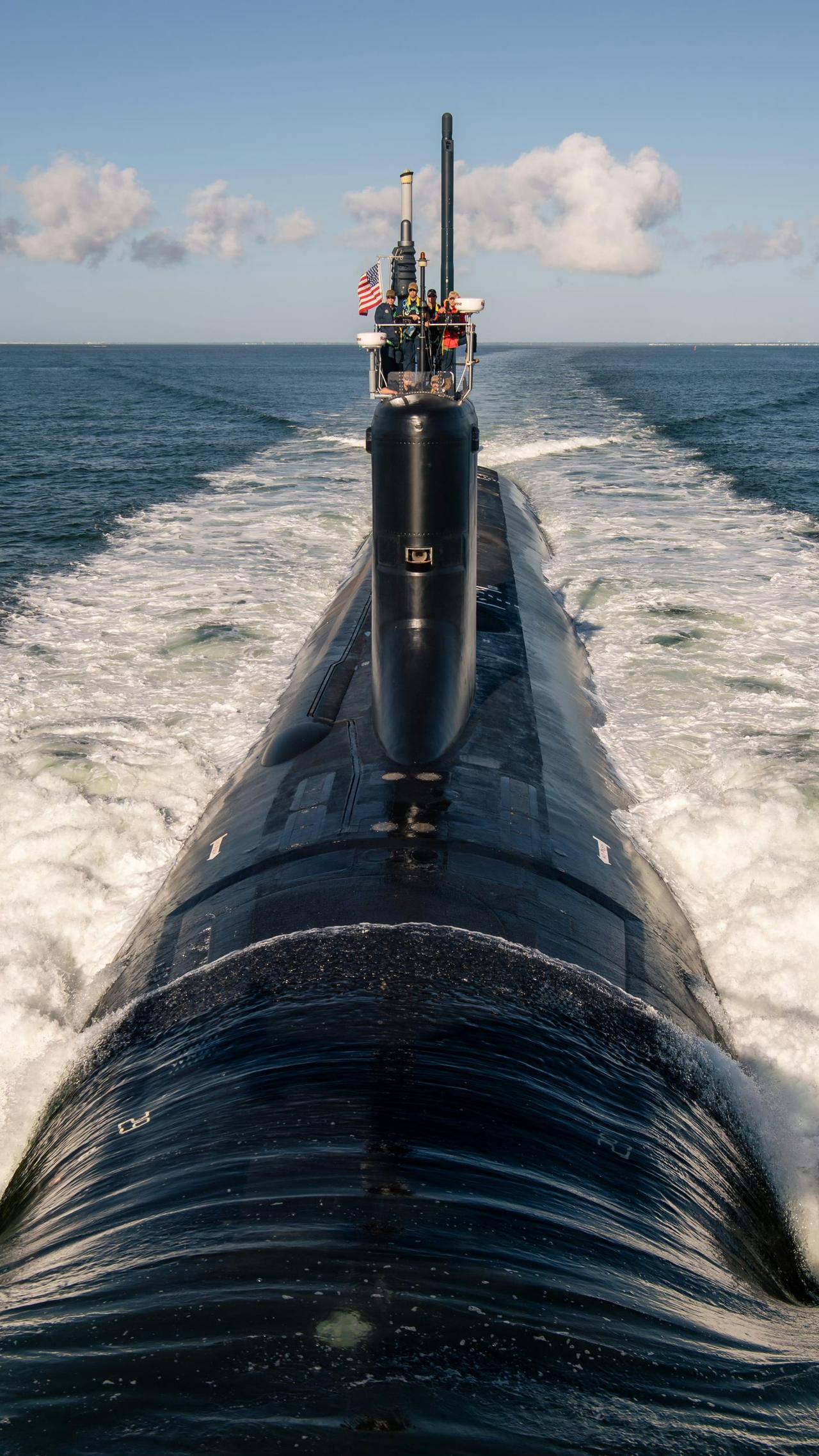 潜艇高清图很少露面，漂亮国某核潜艇，军迷发烧友们猜一猜是哪一款？
A、海狼级攻击