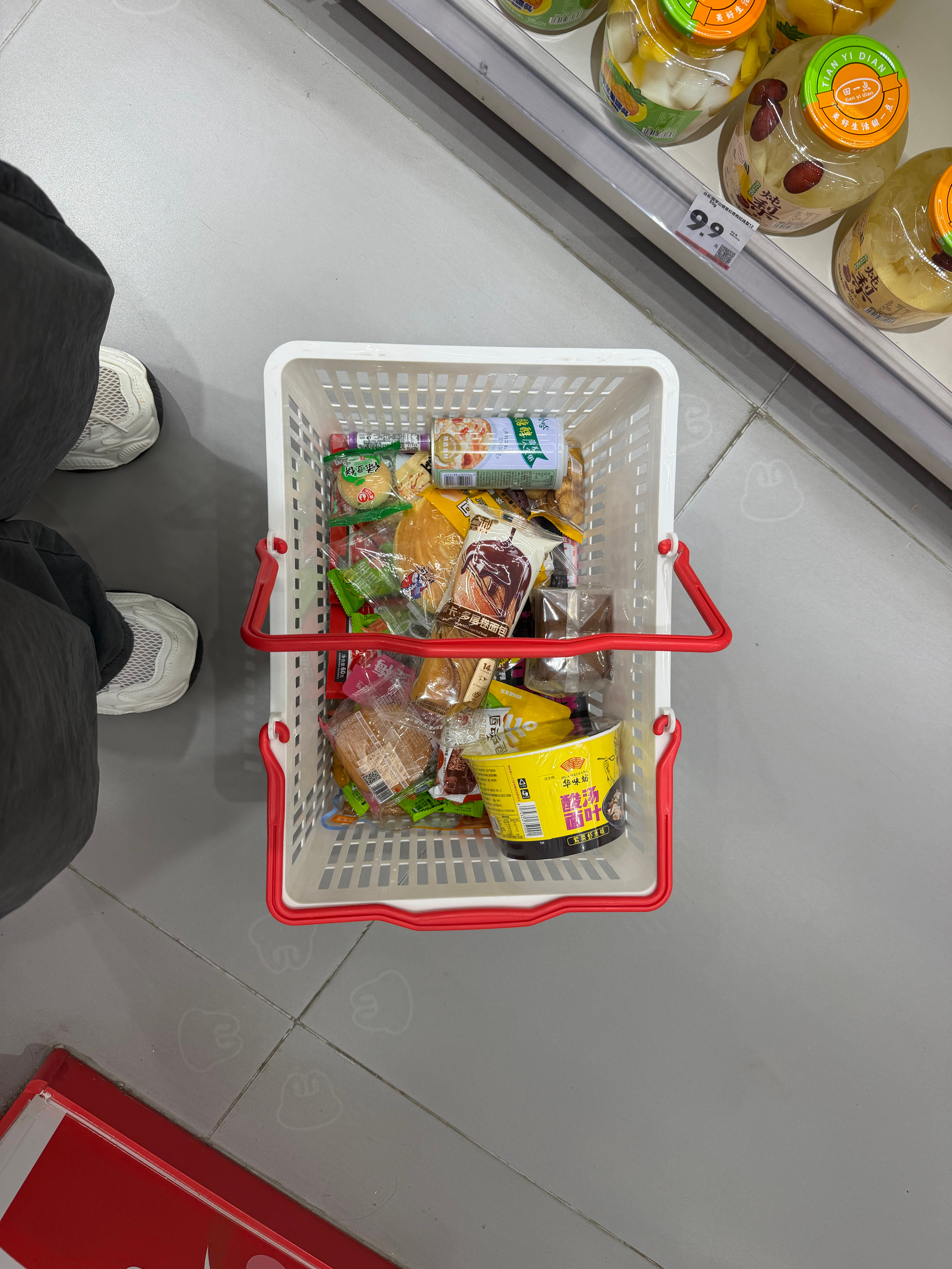 就这样在零食店拿拿拿 ​​​