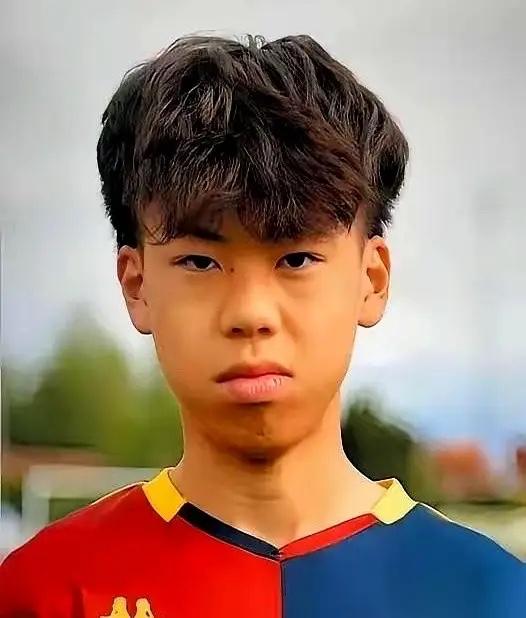 谁都想不到，意大利足协能专程把邀约电话打到家里，只为敲定一个15岁少年的加盟，还