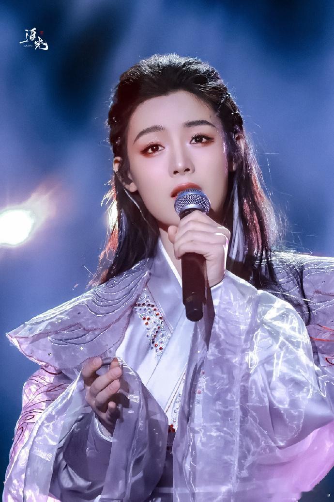 陈丽君唯美开唱霸王别姬 陈丽君开唱《霸王别姬》太有范儿！唱腔婉转有韵味，台风稳健