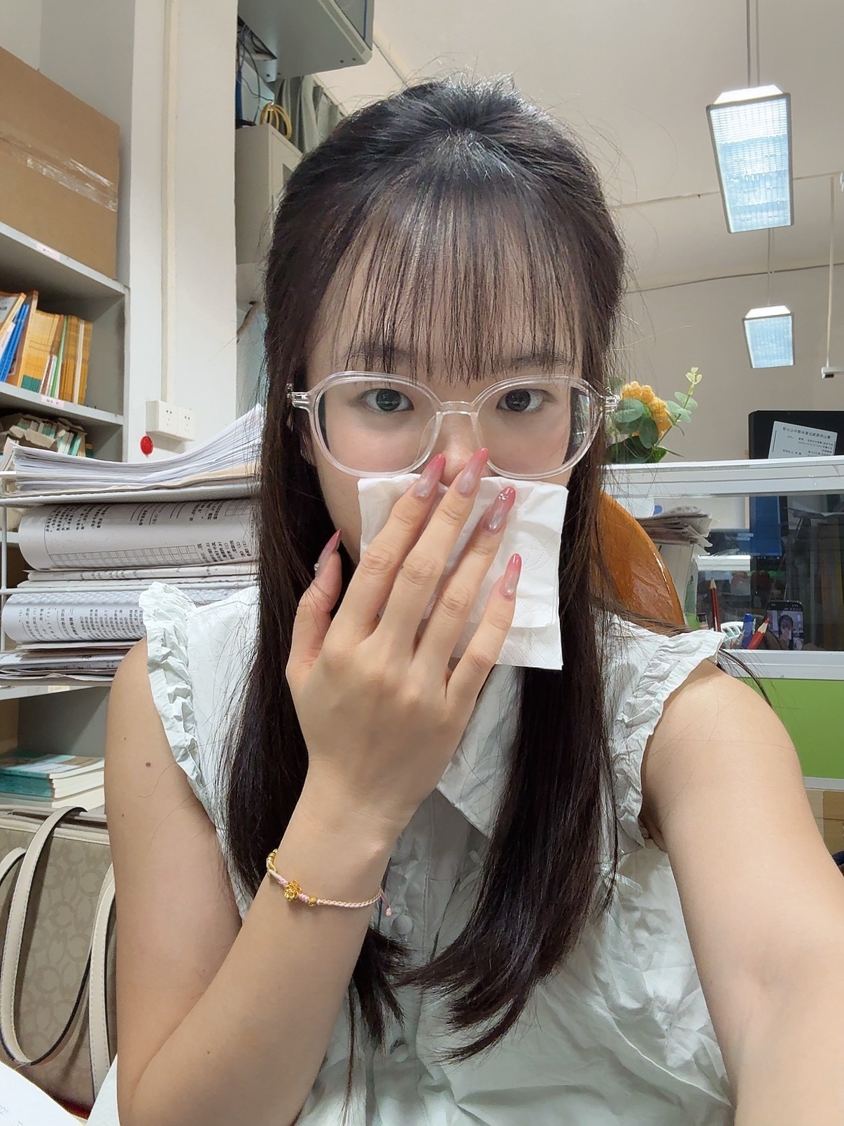 今天脾气超级超级暴躁 声音给喊哑了 又突然感冒 一天都在打喷嚏流鼻涕 佛山
