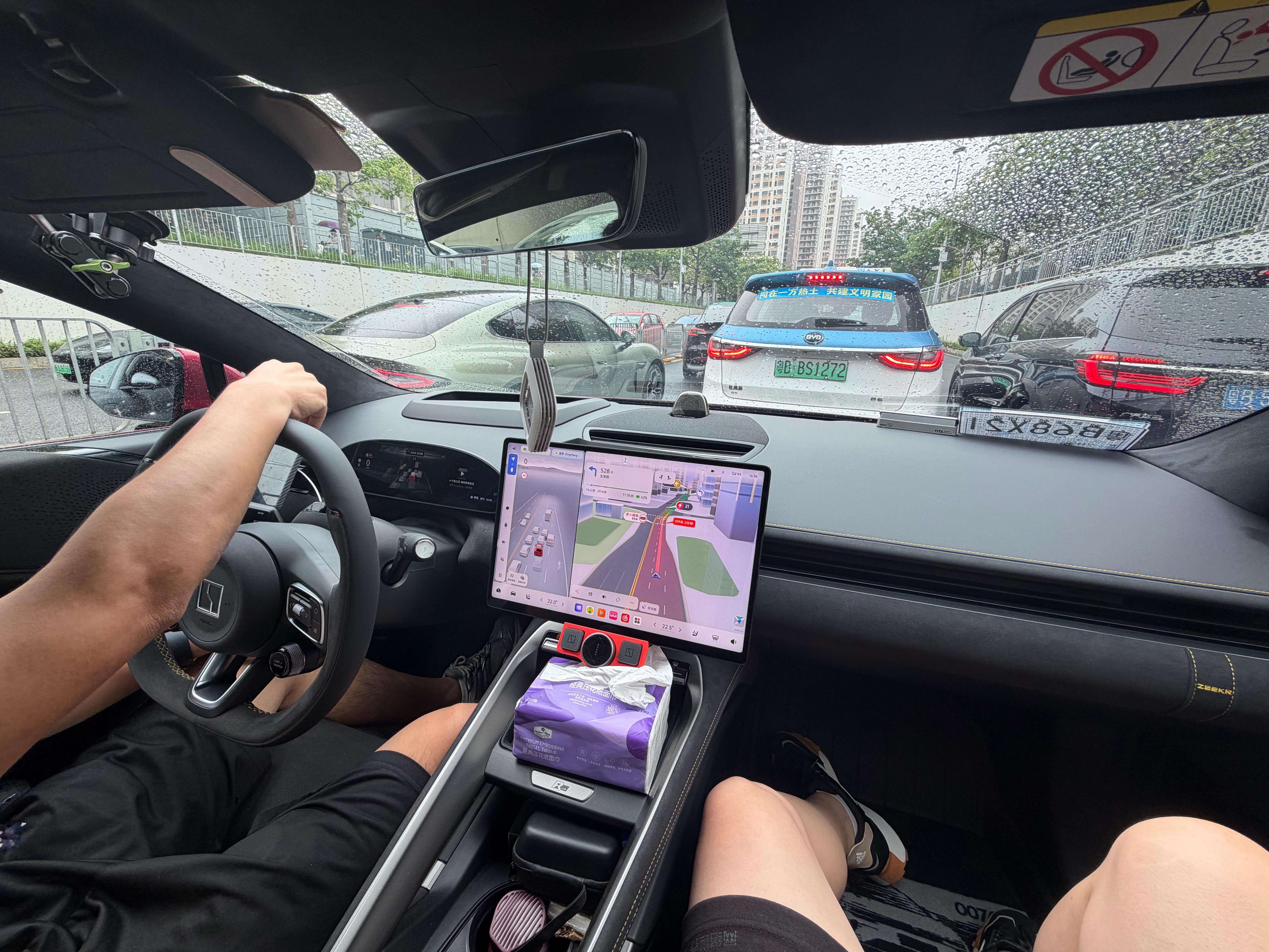 到深圳了，坐上了基友新提的极氪007GT。 
