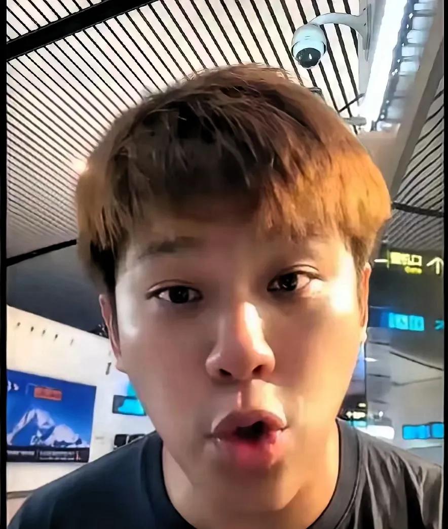 某艺人给女儿办画展引争议 多方讨论家庭成员曝光不平等问题
最近网上在吵一个事。有