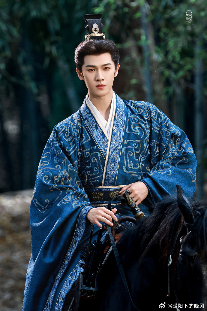 李昀锐骑马夯爆了直接被这段骑马戏狠狠拿捏！李昀锐身姿挺拔，骑在马上又野又帅，《冰