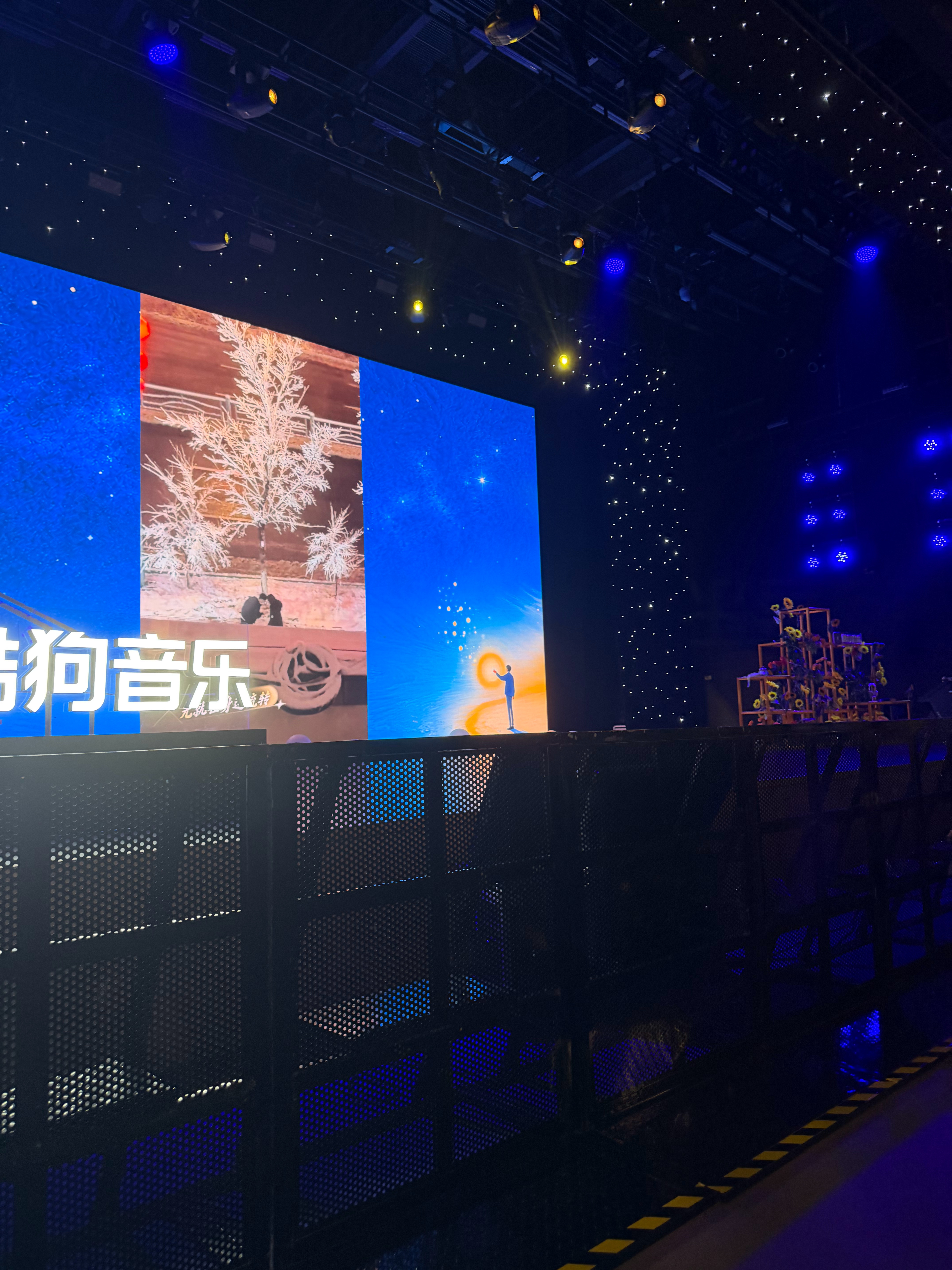 摩登兄弟 今天没有相机哦凑合看吧哈哈哈哈 上海·滨港商业中心