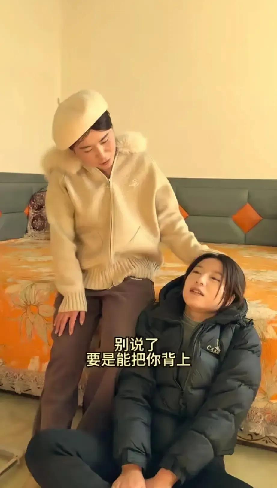 车车把临产母羊塞给黑梅梅和老马，自己飞法国拍vlog。
羊圈里摄像头24小时直播