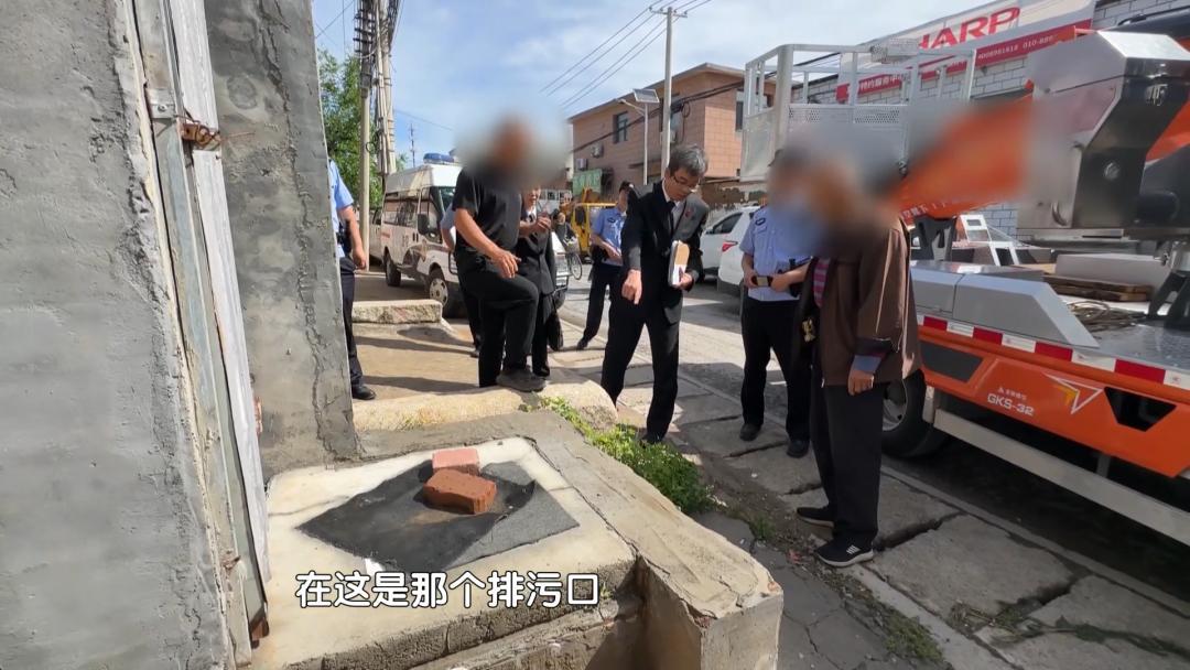 北京房山法院处理了一件事，说的是一户人家把厕所建在邻居大门旁边，法院判了让拆，他
