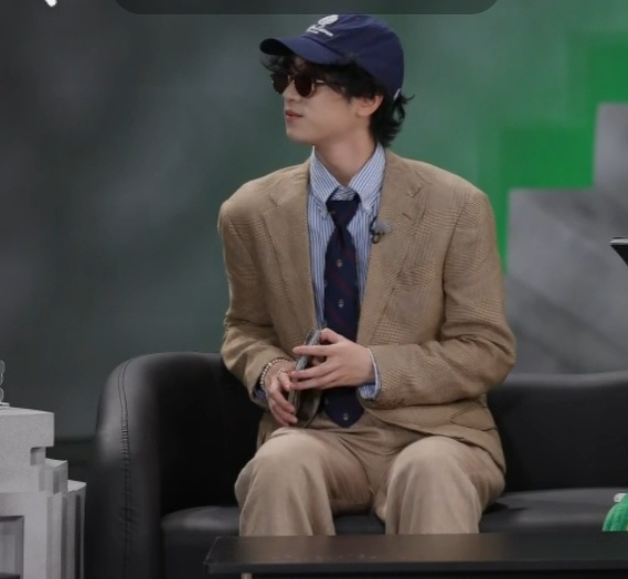 好乖啊，今天的妆造怎么戴墨迹也这么萌，浩翔老师你不像提问的，你像被提问的！ 