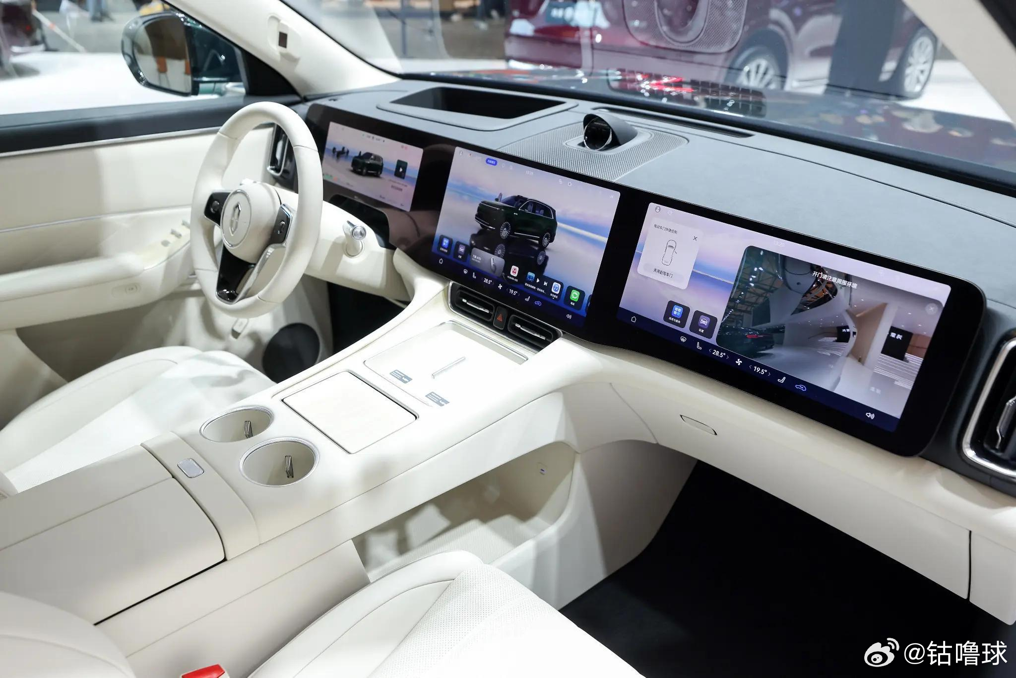 余承东称问界M8交付突破16万辆AWE华为全场景智慧生活AWE现场，问界M8累计