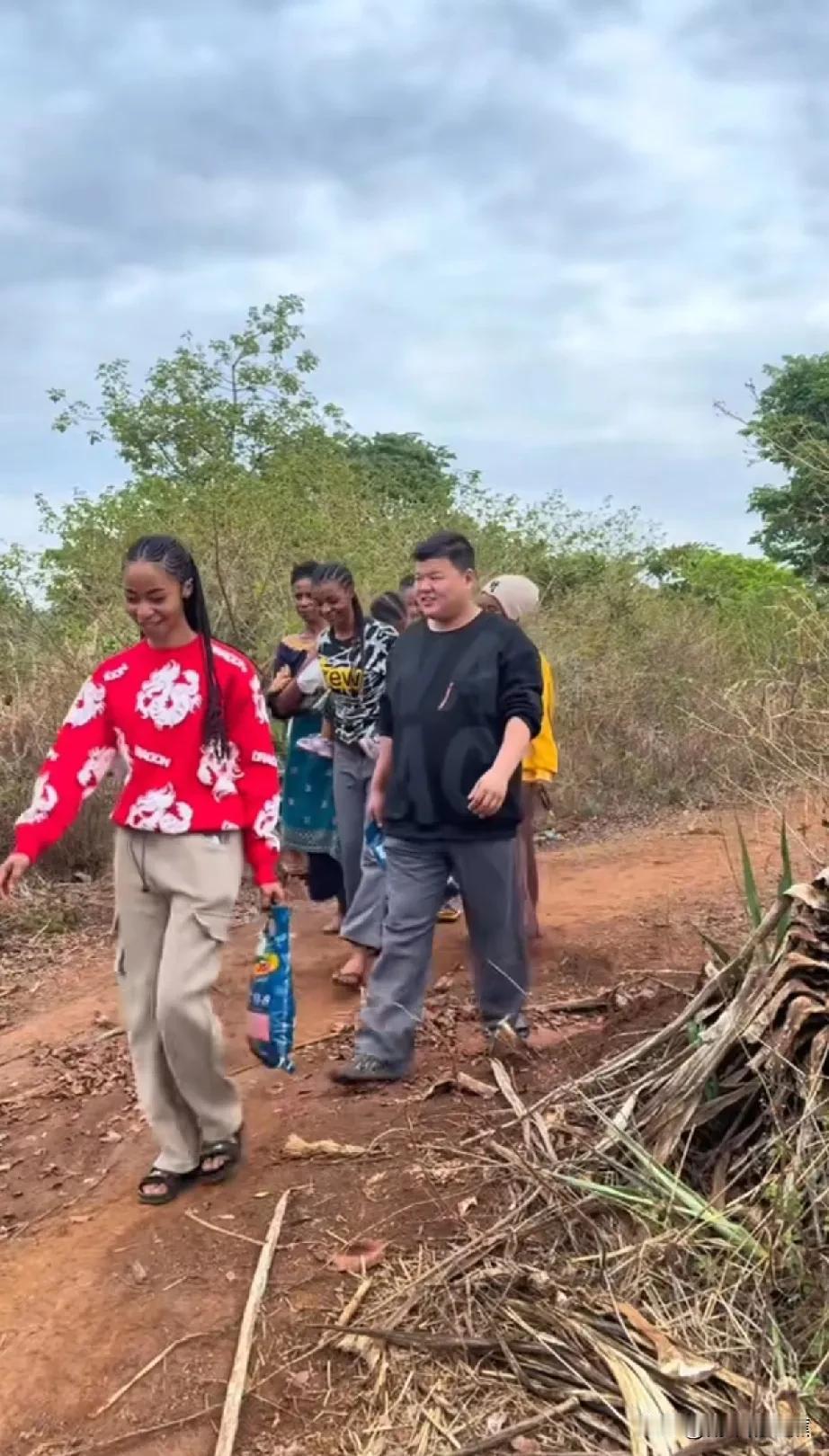 回到坦桑尼亚，菲利斯开朗了不少，但拉乌却变得不怎么说话了，也不和小刘互动了。
拉