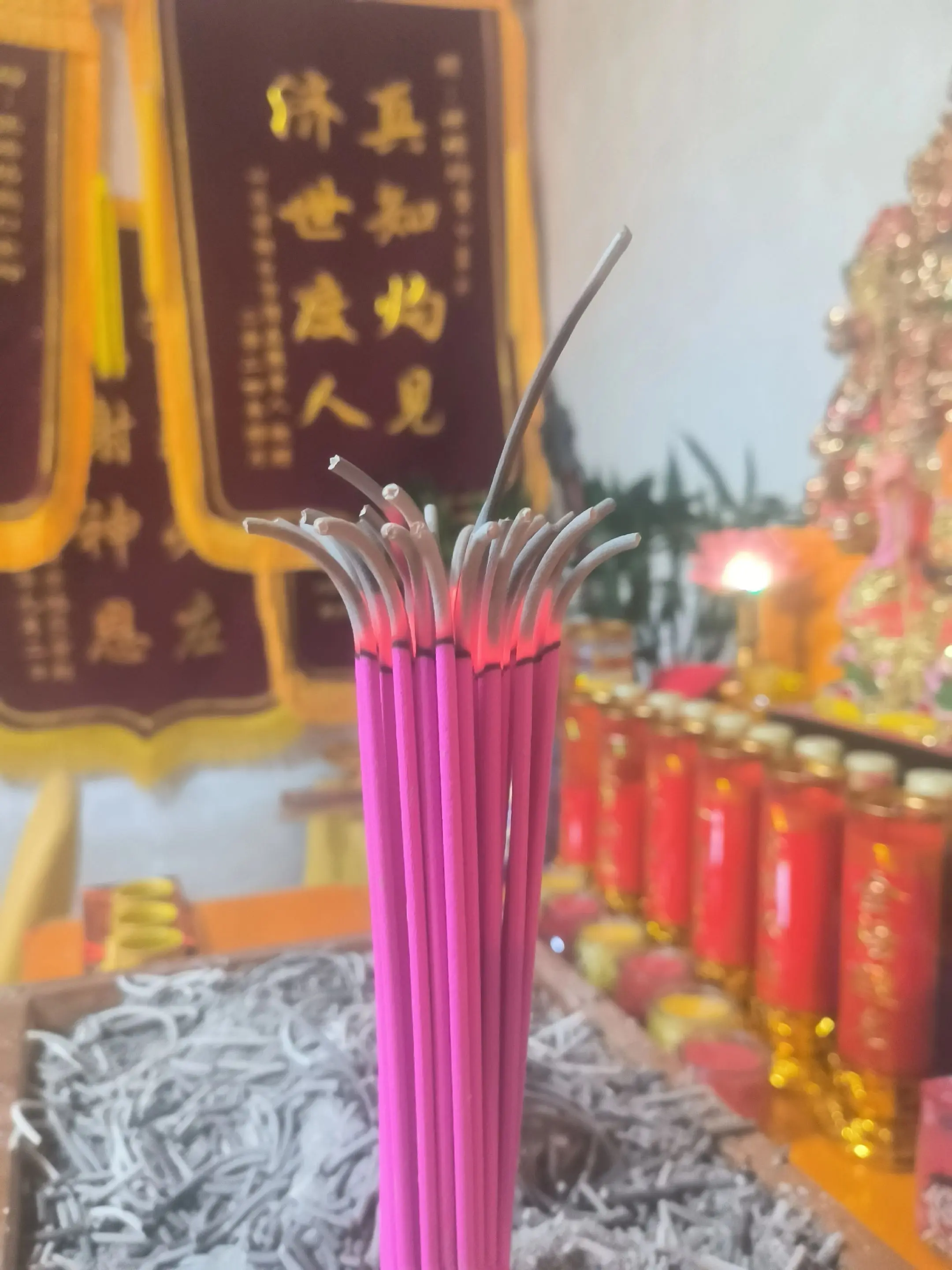 遇到那些爱挑刺、说话难听的人，别往心里去。他们说的话就像泼出去的脏水...