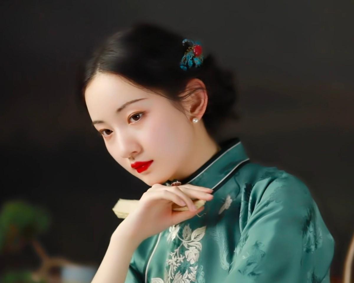 为了争取继承权，盛七小姐把三个哥哥和两个侄子都告上了法庭。盛爱颐，这位上海滩的金