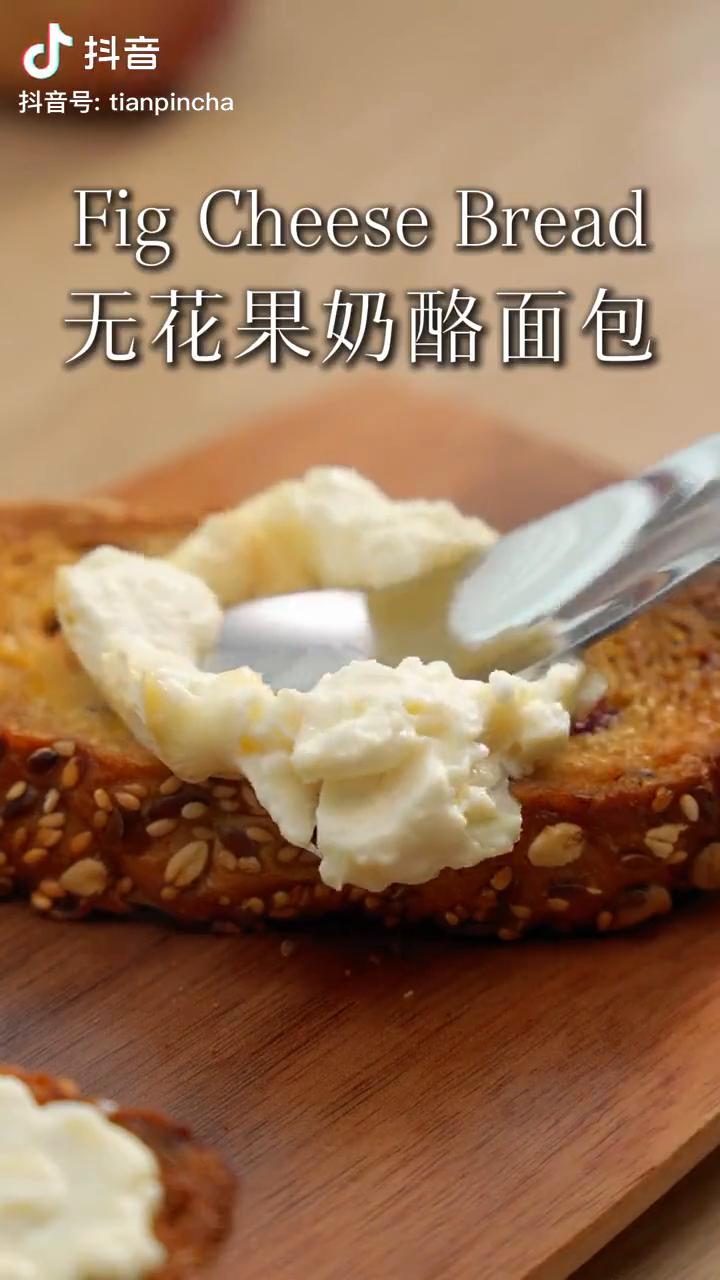 无花果奶酪面包。
·面包切片放在烤盘上，布里奶酪切一小块面包放面包上，喷一点橄榄
