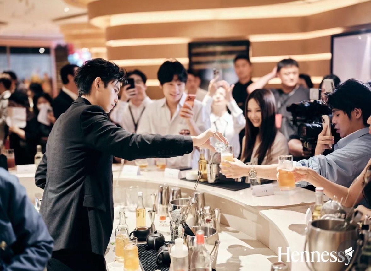谁懂！陈飞宇 × 轩尼诗适配度直接拉满✨完美演绎顶级豪门少爷的商务日常，贵气氛围