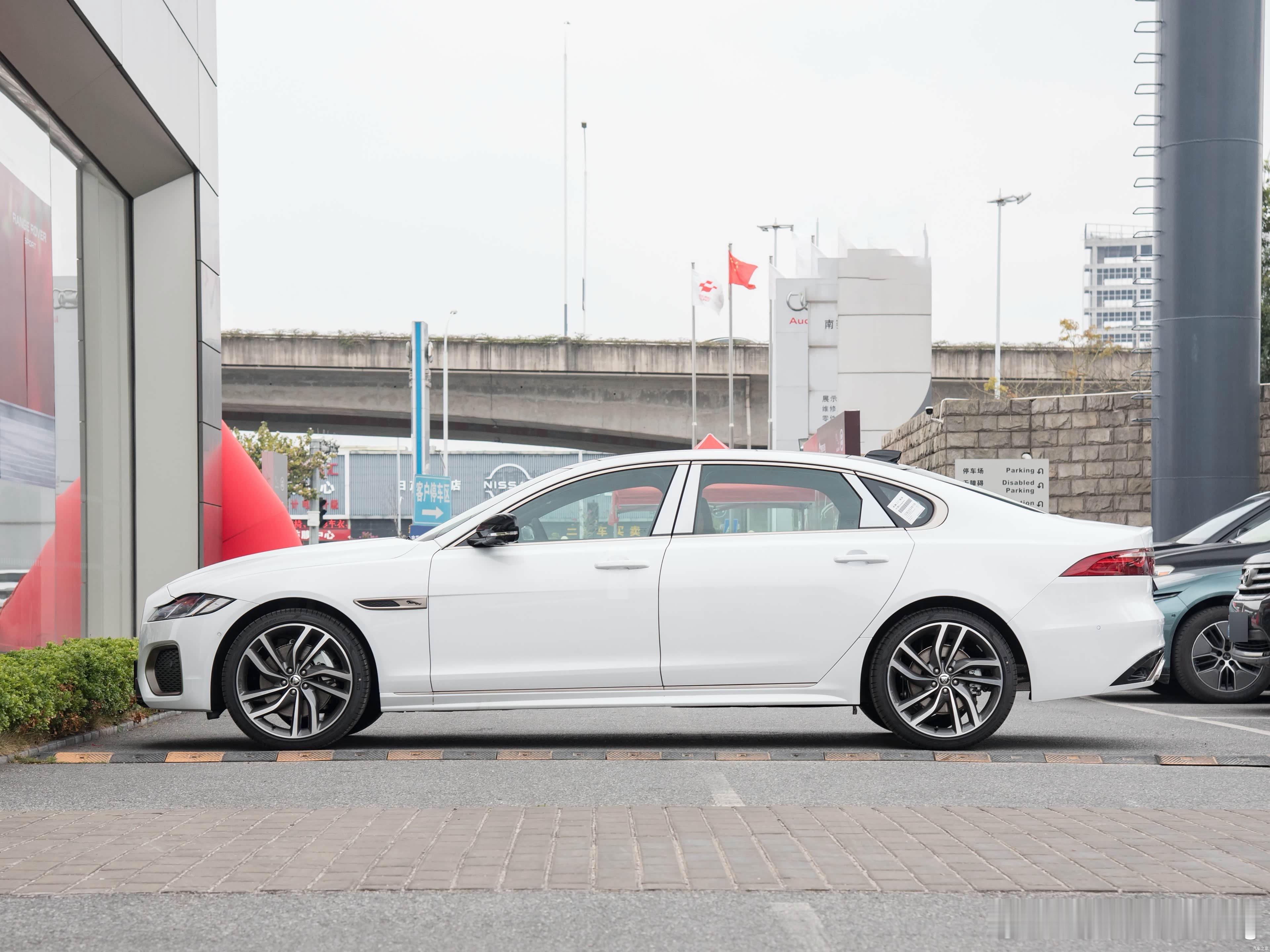 捷豹XFL P300四驱 白棕 24款 指导价487900元 选配舒适包6000