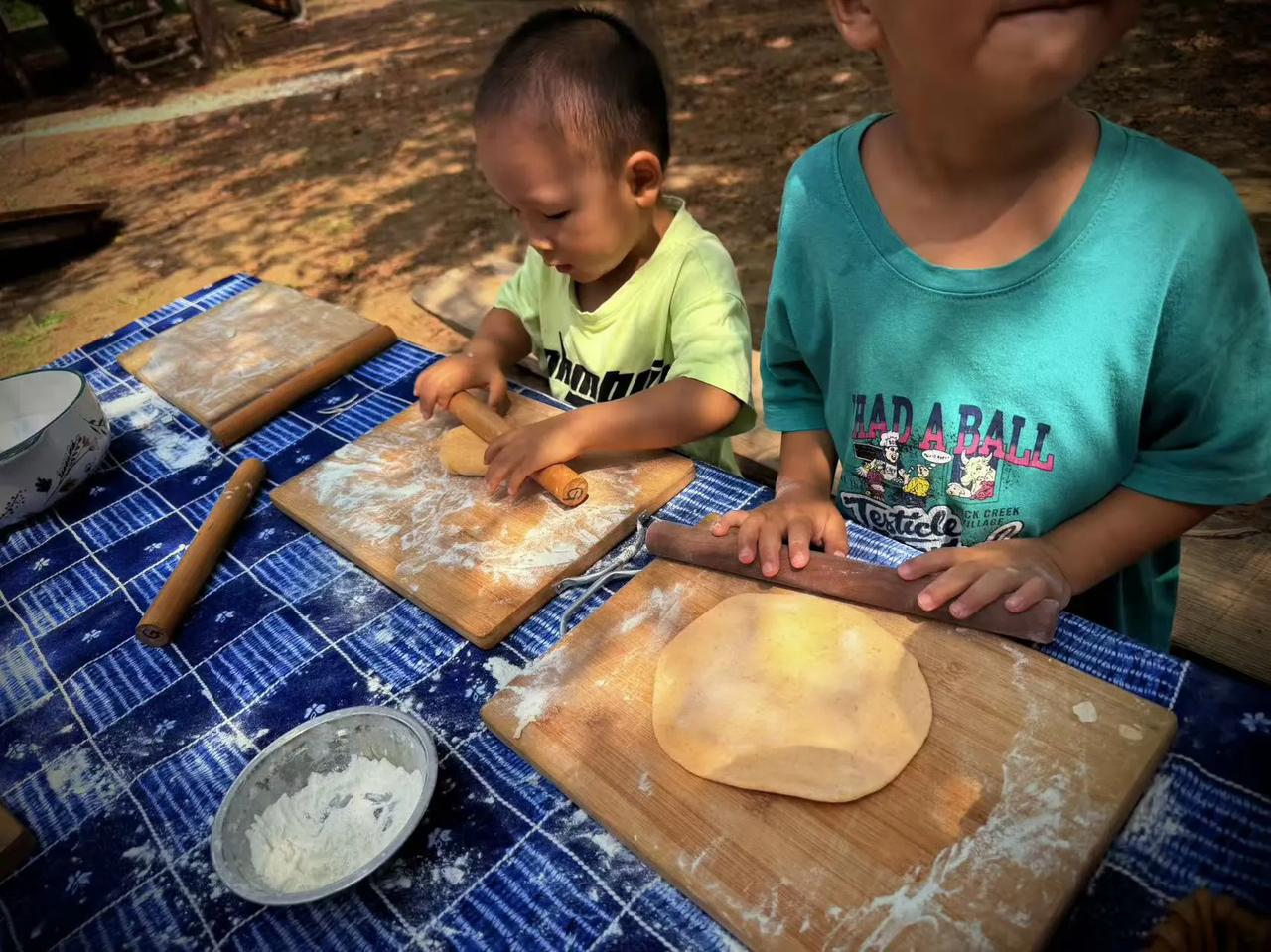 老师把和好的面团分给大家，小朋友们小心翼翼地把面团擀成薄片，再用小手撕成一片片面