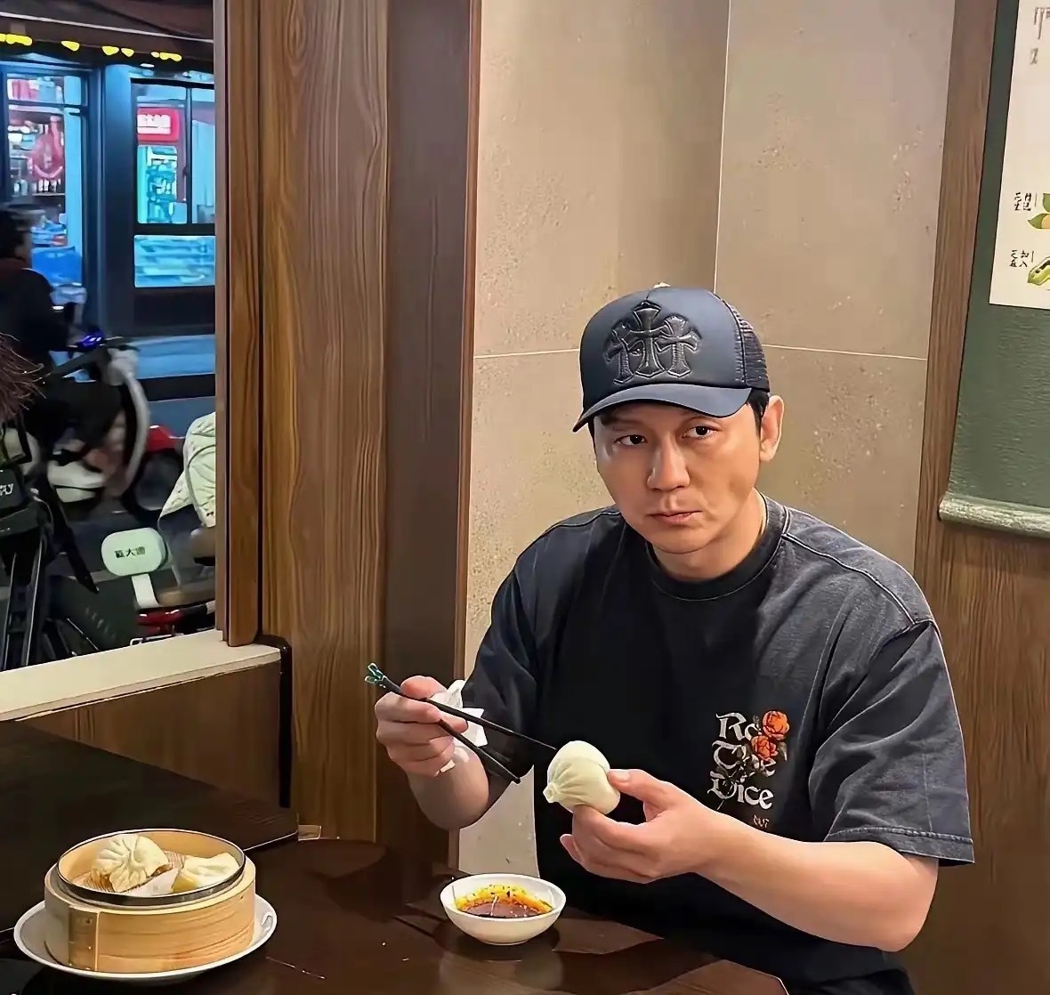李晨这种有钱人就是不一样，吃个包子都有单独的包间 