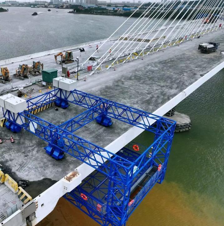 【南中大桥拼宽改造稳步推进】作为世界首例中央索面大跨径混凝土斜拉桥拼宽工程，南中