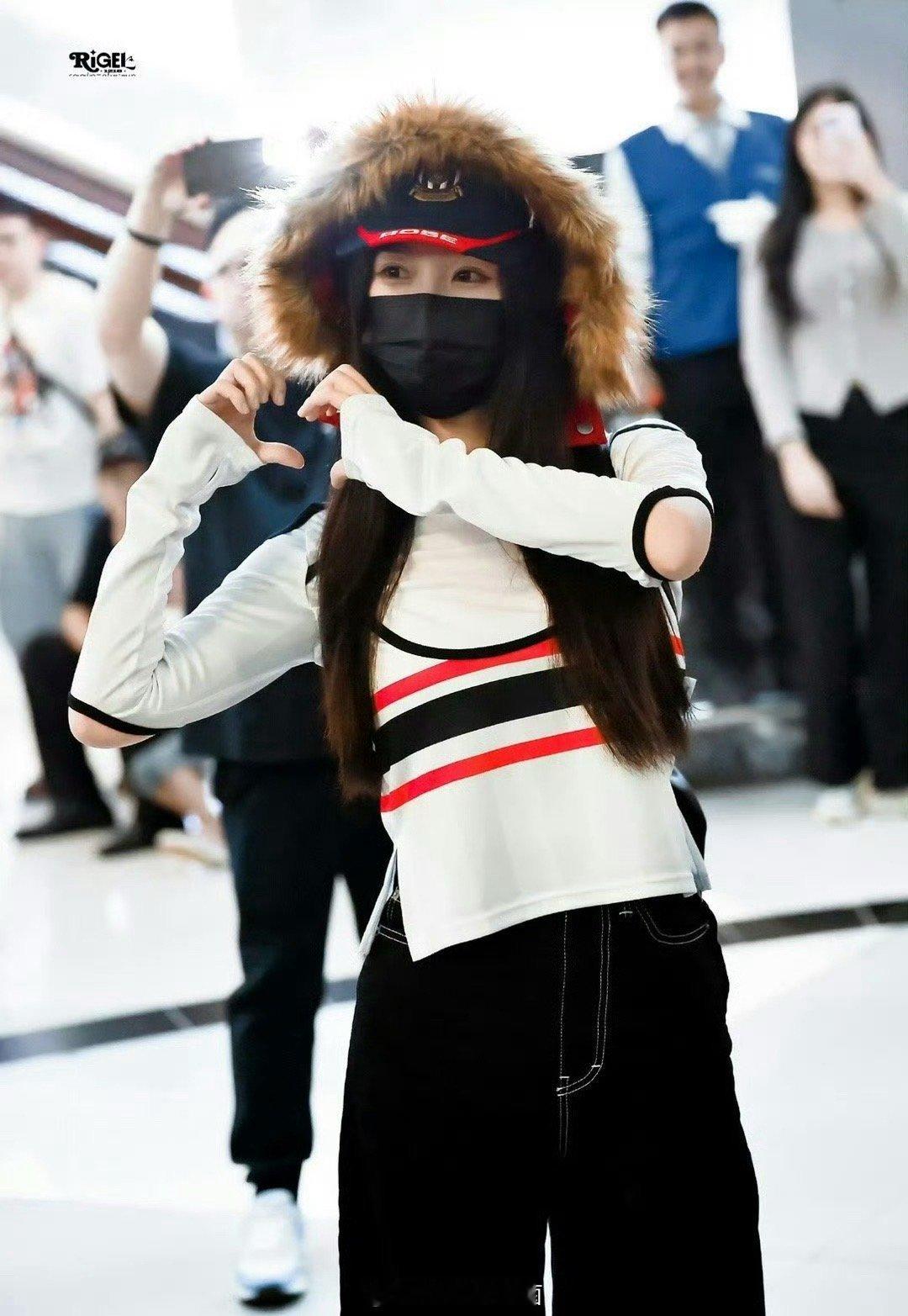 虞书欣印尼到达路透，毛毛绒的可爱小熊