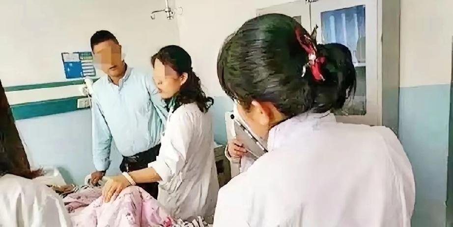 湖北，一女子怀孕 8 个多月去医院产检。她跟医生抱怨道：“宝宝踢我肚子可带劲了！