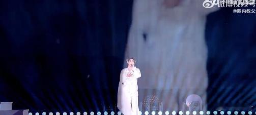 马嘉祺solo好稳马嘉祺好听舞台上的马嘉祺永远在发光，solo表演稳如泰山，白衣
