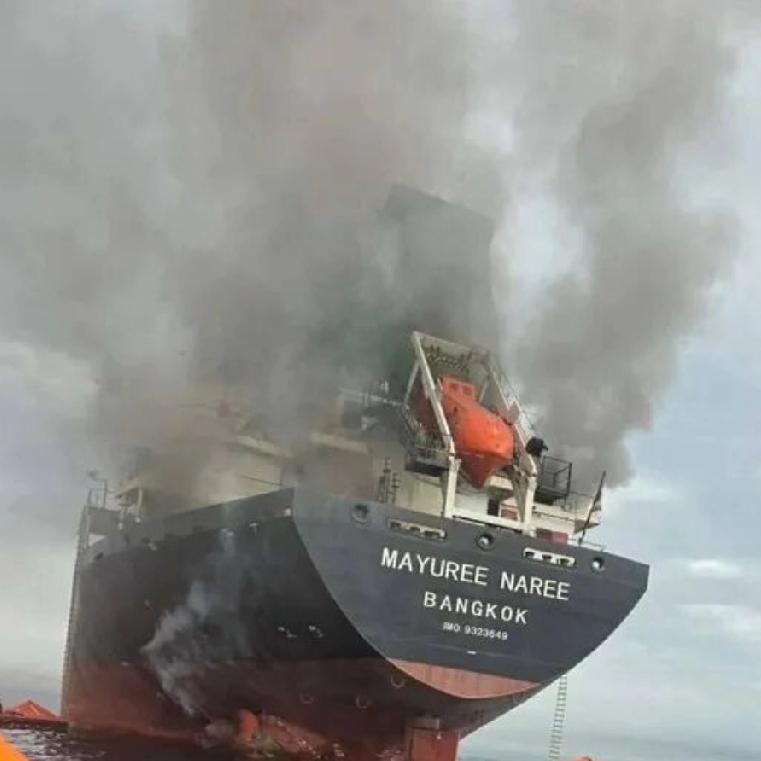 英媒曝出数据，3月14日，霍尔木兹海峡通航船只数量首次降为零 。全球每天约20%