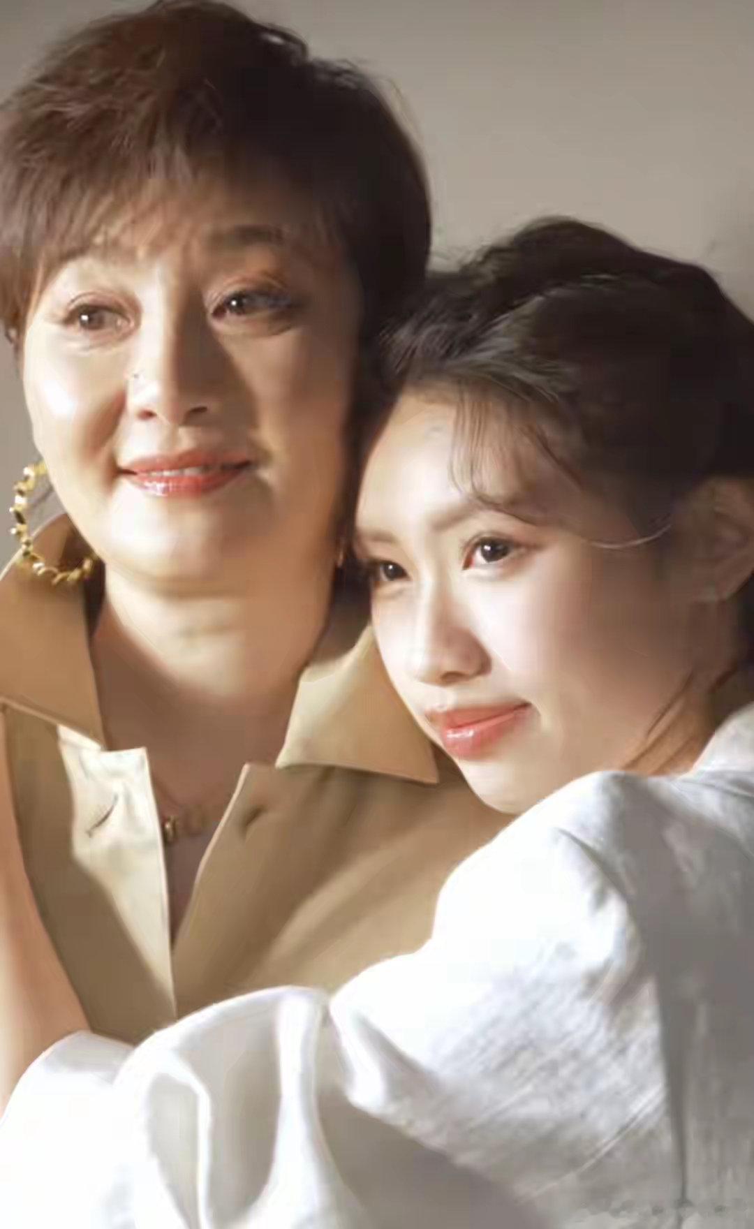 冯小刚一家拍全家福，徐朵和养母拥抱对视很温情，徐帆满脸慈爱 