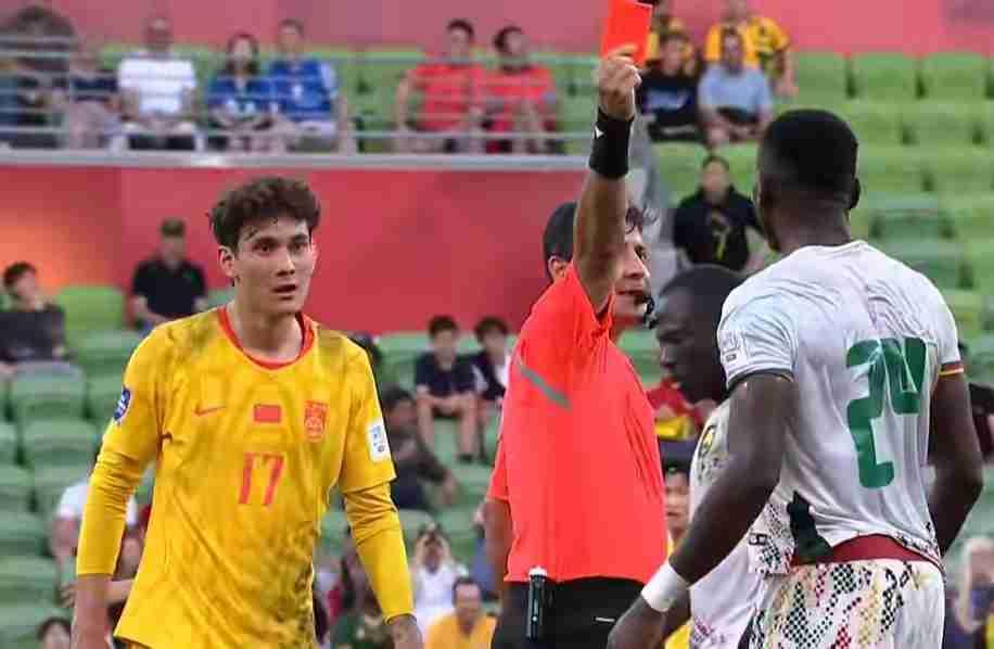 国足不敌喀麦隆意外收到广泛赞誉，拜合拉木一人独遭两红让人眼前一亮！
对于今天下午
