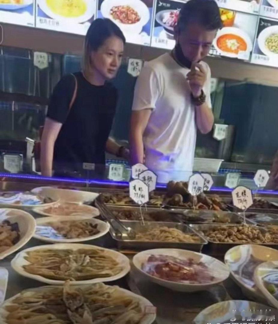 李⁠乃文‎带﻿﻿媳妇‏‎儿下‎﻿馆子，被人拍了‏个正着。 