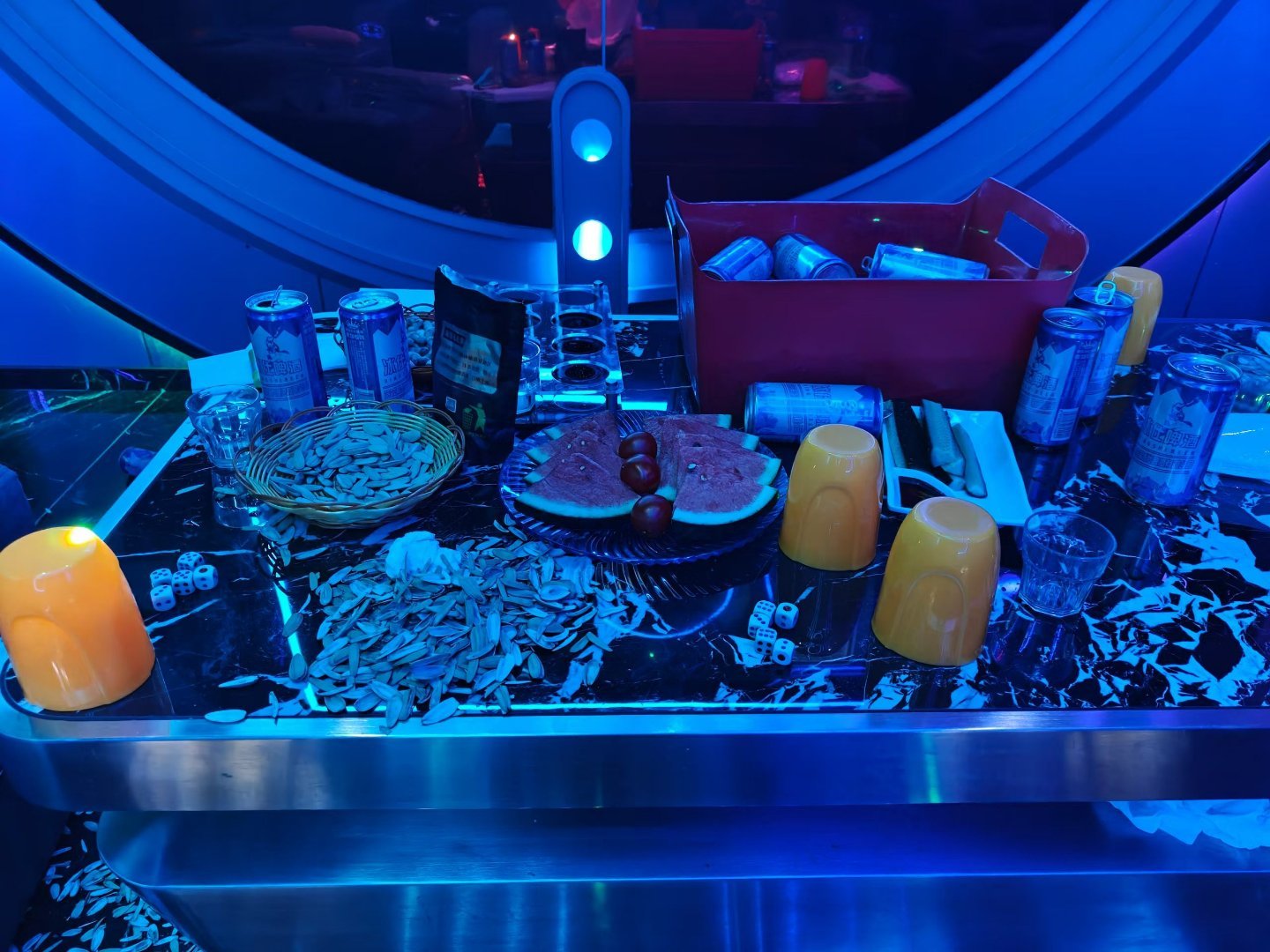 现在黄金特别出圈，今天跟多年老同学小聚。酒到三巡聊起来近期国际新闻再到黄金，没想