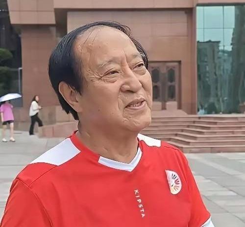 当年春晚台上那个逗得全国人民捧腹大笑的牛群，谁能想到他后半生连栽三个大跟头，硬生